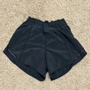 BLACK LULU SHORTS!!! Size 2!!! GREAT CONDITION!!!!! Good as new! High rise 4”.